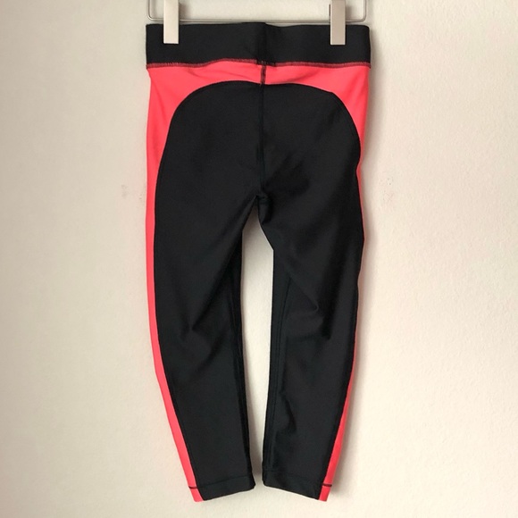 CLOSEOUT \Under Armour\• Compression Crop Leggings - Picture 6 of 16